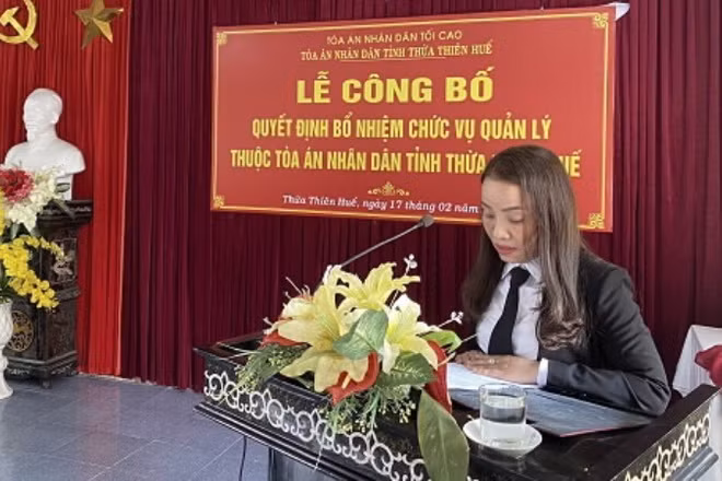Thái Thị Hồng Vân trong ngày nhận quyết định bổ nhiệm Phó chánh án Tòa dân sự Tòa án nhân dân thành phố Huế (17/2/2021).