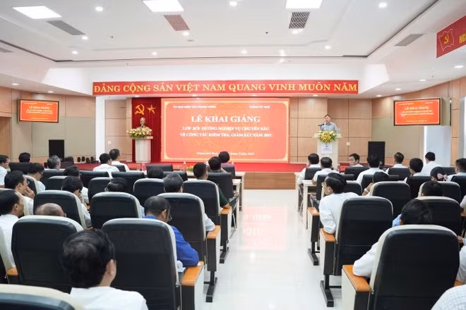 Hơn 220 học viên của 45 đơn vị, địa phương thuộc Đảng bộ thành phố Huế tham gia lớp bồi dưỡng.