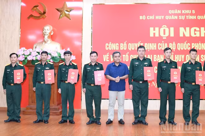 Đồng chí Hồ Văn Niên, Ủy viên Trung ương Đảng, Bí thư Tỉnh ủy, Bí thư Đảng ủy Quân sự tỉnh Quảng Ngãi, trao quyết định cho đội ngũ sĩ quan chính quy giữ chức Chỉ huy trưởng Ban Chỉ huy Quân sự cấp xã.