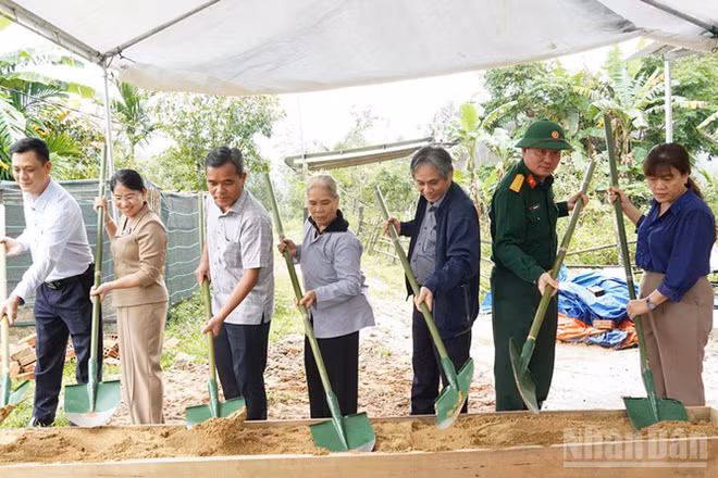 Bí thư Tỉnh ủy Quảng Ngãi Hồ Văn Niên cùng lãnh đạo các ban, sở, ngành của tỉnh và địa phương thực hiện nghi thức khởi công xây dựng nhà mới cho gia đình bà Hồ Thị Hương, ở xã Tây Trà.