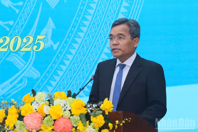 Đồng chí Hồ Văn Niên, Ủy viên Trung ương Đảng, Bí thư Tỉnh ủy Quảng Ngãi phát biểu tại kỳ họp.