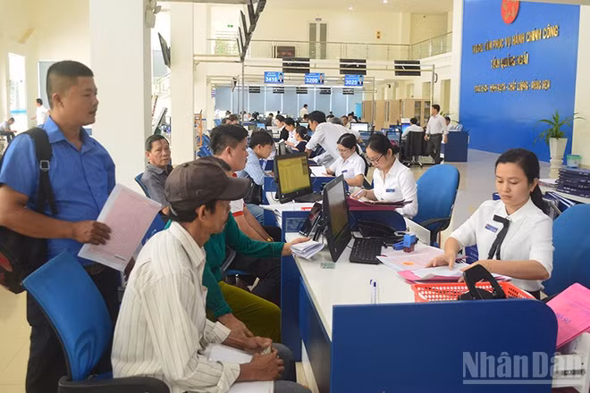 Cán bộ Trung tâm Phục vụ hành chính công tỉnh Quảng Ngãi phát huy trách nhiệm phục vụ nhân dân.