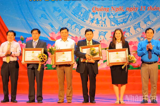 Trao Bằng khen của Chủ tịch Ủy ban nhân dân tỉnh Quảng Ngãi cho 4 lãnh đạo đơn vị, doanh nghiệp tiêu biểu.