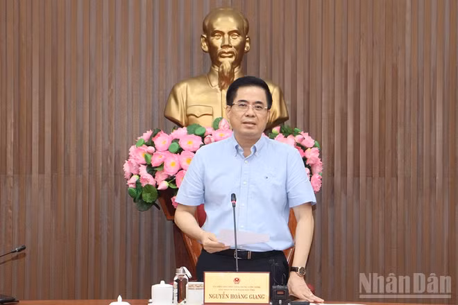 Đồng chí Nguyễn Hoàng Giang, Ủy viên Trung ương Đảng, Chủ tịch Ủy ban nhân dân tỉnh Quảng Ngãi phát biểu kết luận tại phiên họp.