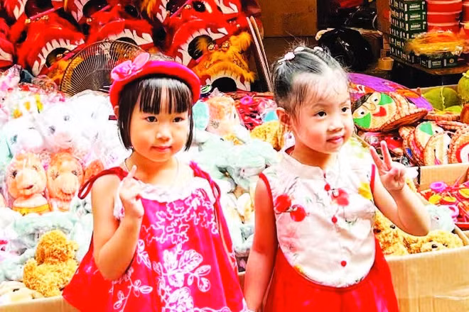 Trẻ em luôn tỏ ra thích thú khi được đi sắm Tết Trung thu.