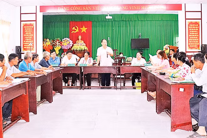Đại diện Phòng giao dịch Ngân hàng Chính sách xã hội Châu Thành A họp giao ban với các tổ chức chính trị-xã hội, các tổ trưởng tổ tiết kiệm và vay vốn xã Tân Hòa.