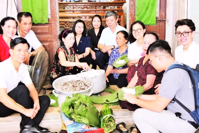Bà Đỗ Thị Sâm (áo nâu) cùng các thành viên Câu lạc bộ LTHTGN thôn Đoài Khê, Hội Phụ nữ và các tình nguyện viên xã Đan Phượng.