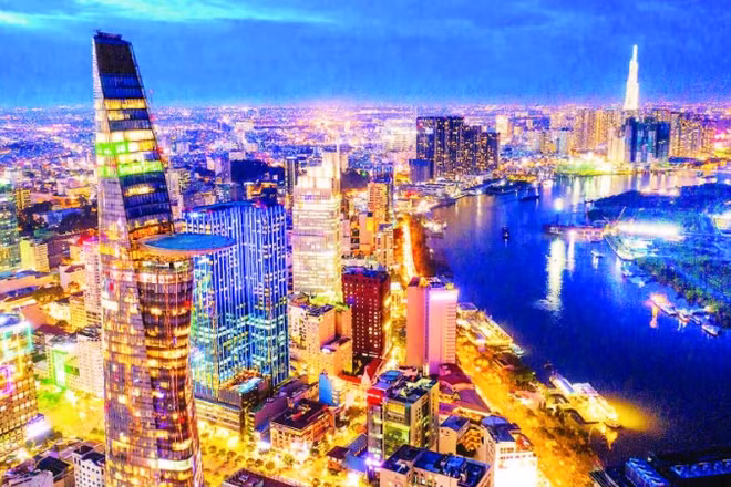 Một góc Thành phố Hồ Chí Minh về đêm. (Ảnh HOÀNG TRIỀU)