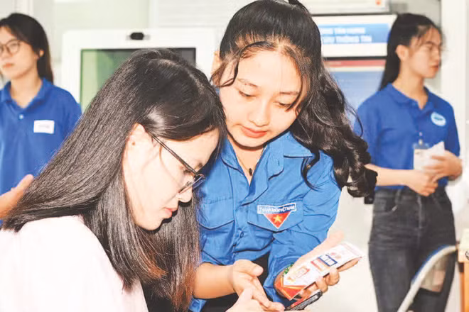 Đoàn viên, thanh niên phường Tân Hưng hỗ trợ người dân làm thủ tục hành chính.