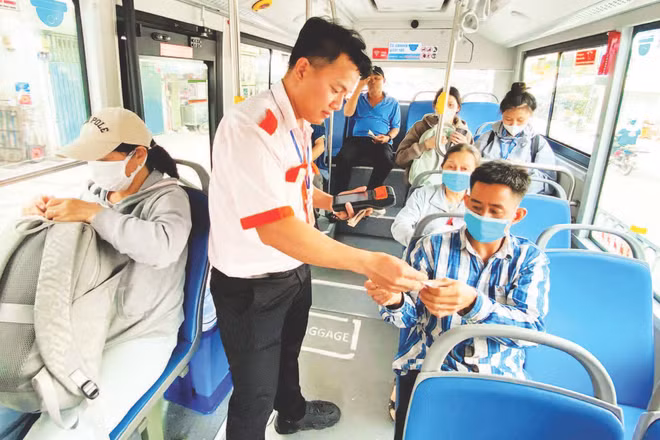 Tuyến xe buýt 103 vừa trúng thầu đi vào khai thác hoạt động, với phương tiện sử dụng năng lượng điện, thân thiện môi trường.