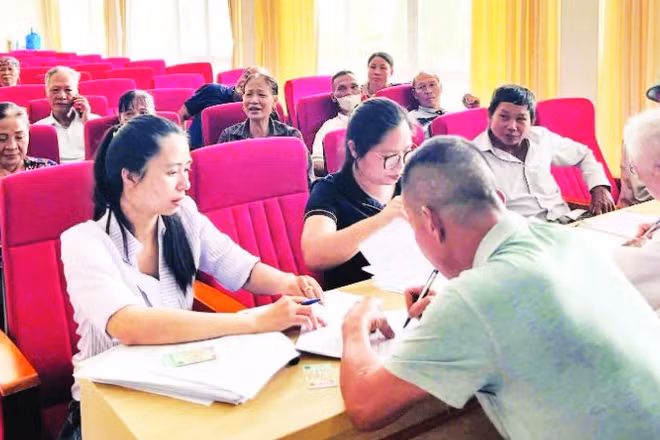 Các hộ dân xã Phú Thái ký cam kết thực hiện chính sách đền bù hỗ trợ giải phóng mặt bằng.