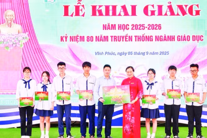 Trao tặng học bổng “Cùng em tiến bước” cho học sinh Trường THPT Trần Phú.