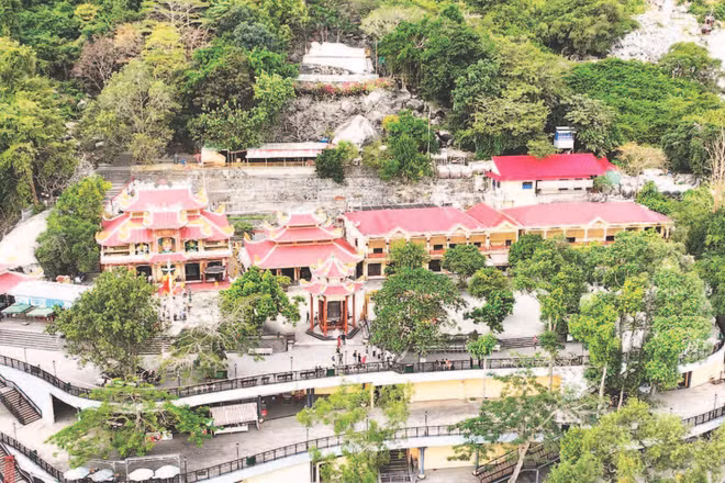 Không gian du lịch xanh điện Bà Linh Sơn Thánh Mẫu, một trong những địa điểm du lịch tâm linh nổi tiếng thuộc quần thể Núi Bà Đen, Tây Ninh.