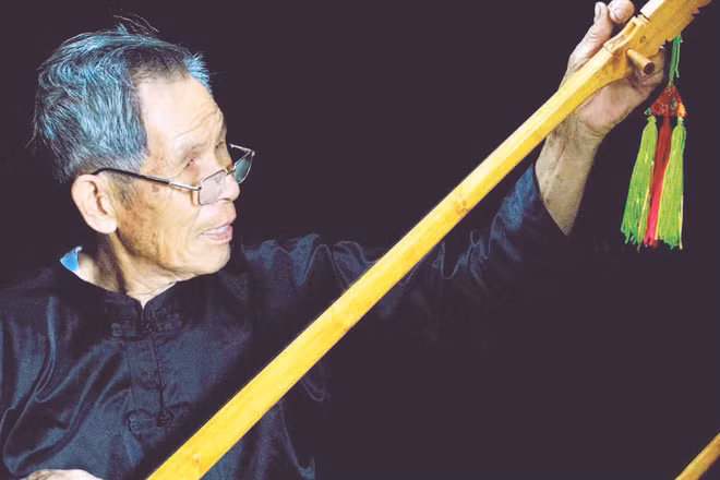 Nghệ nhân Lương Thiêm Phú, xã Bình Liêu chế tác tính tẩu.