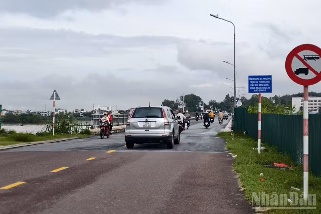 Nước lũ trên sông Trà Khúc giảm dần, ngành chức năng tỉnh Quảng Ngãi cho phép người và phương tiện lưu thông bình thường qua cầu Trà Khúc 1 từ 7 giờ 30 sáng 30/10.