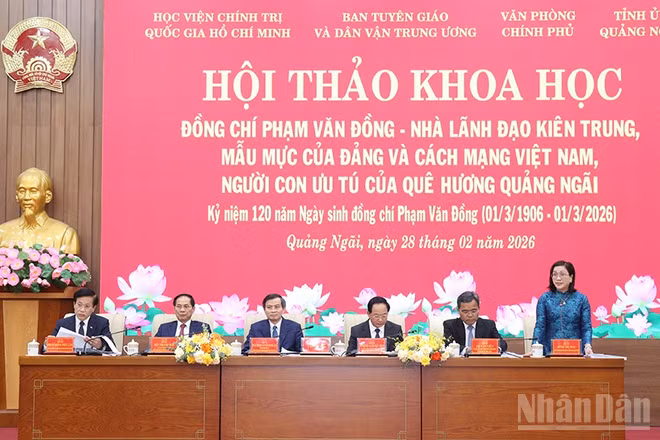 Các đồng chí: Trịnh Văn Quyết, Ủy viên Bộ Chính trị, Bí thư Trung ương Đảng, Trưởng Ban Tuyên giáo và Dân vận Trung ương; Đoàn Minh Huấn, Ủy viên Bộ Chính trị, Giám đốc Học viện Chính trị quốc gia Hồ Chí Minh; Bùi Thanh Sơn, Phó Thủ tướng Chính phủ cùng lãnh đạo các bộ, ngành Trung ương và tỉnh Quảng Ngãi chủ trì cuộc hội thảo.