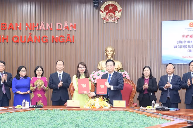 Lãnh đạo tỉnh Quảng Ngãi và Đại học Quốc gia Thành phố Hồ Chí Minh ký kết thỏa thuận hợp tác.