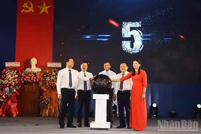 Nghi thức ra mắt Phân hiệu Trường đại học Tài chính-Marketing tại tỉnh Quảng Ngãi.