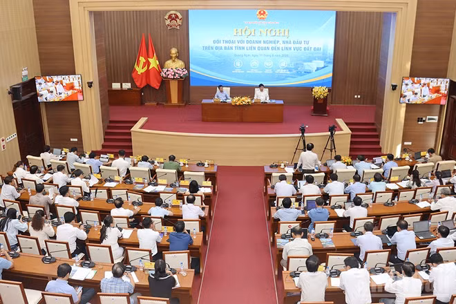 Quang cảnh hội nghị đối thoại giữa lãnh đạo tỉnh Quảng Ngãi với doanh nghiệp, nhà đầu tư trên địa bàn tỉnh về lĩnh vực đất đai.