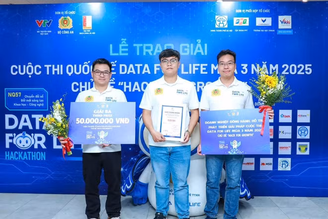 Các thành viên trẻ của Đội thi Viditec đón nhận giải thưởng với Giải pháp Vidas (Giải pháp Số hóa-lưu trữ, quản lý, khai thác thông tin toàn diện)