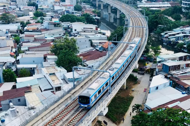 Tuyến metro số 1 Bến Thành-Suối Tiên đưa vào khai thác vận hành cuối năm 2024, đặc biệt những ngày cao điểm như lễ, tết tuyến phục vụ khoảng 140.000 lượt hành khách. (Ảnh: Báo Nhân Dân)