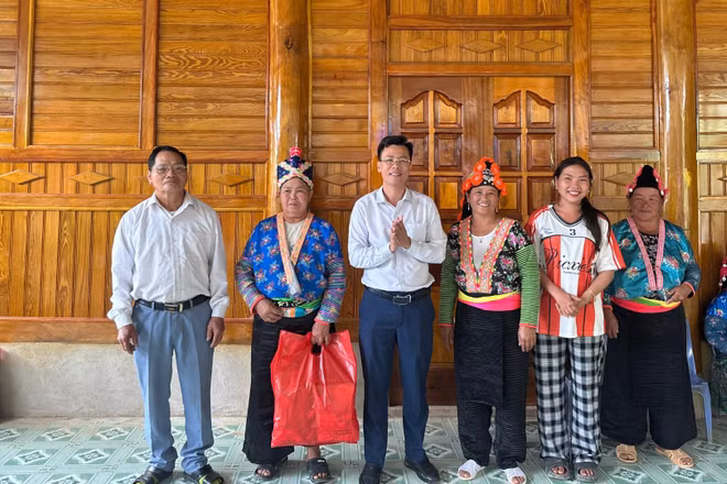 Đồng chí Nguyễn Văn Tăng, Bí thư Đảng ủy xã Tìa Dình thăm, động viên người có uy tín ở Tìa Dình chung tay cùng cấp ủy, chính quyền xã thực hiện các mục tiêu đưa Tìa Dình phát triển.