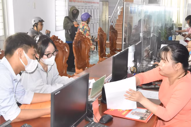 Người dân đến Trung tâm phục vụ hành chính công phường Mỹ Phong, tỉnh Đồng Tháp để làm thủ tục hành chính.