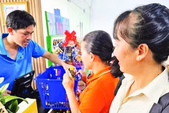 Điểm phúc lợi đoàn viên thuộc Khu chế xuất Linh Trung I có hàng nghìn mặt hàng thiết yếu được bán với mức giá ưu đãi từ 3-30% so với thị trường. 