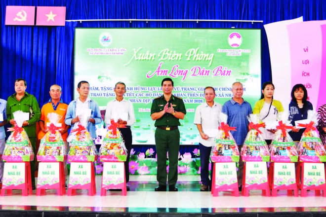Thủ trưởng Ban Chỉ huy Bộ đội Biên phòng Thành phố Hồ Chí Minh trao quà tặng các hộ dân xã Nhà Bè trong chương trình “Xuân Biên phòng ấm lòng dân bản” năm 2026.