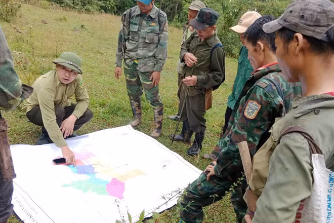 Ban quản lý và Tổ tuần rừng cộng đồng thống nhất hướng tuyến một lần đi tuần tra, bảo vệ rừng trong Khu bảo tồn loài và sinh cảnh Nam Xuân Lạc. 