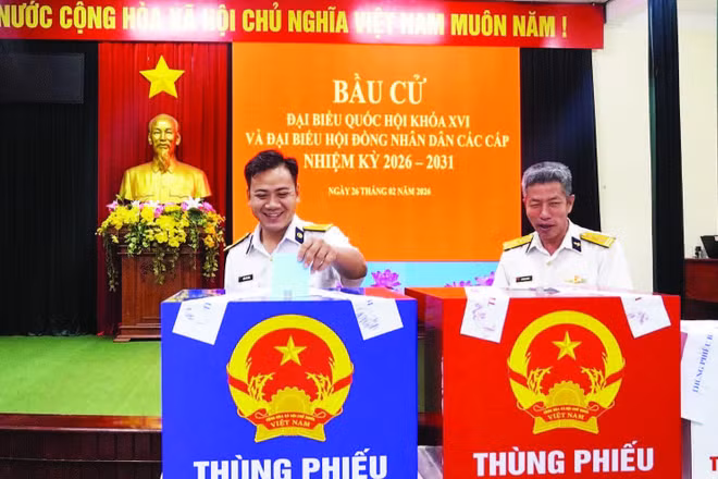 Thành phố Hồ Chí Minh có 4 khu vực tiến hành bỏ phiếu sớm. Ngày 26/2, cử tri vui vẻ tham gia bỏ phiếu bầu cử sớm ở Lữ đoàn 129 Hải quân. (Ảnh LÊ ĐÌNH THÌN)
