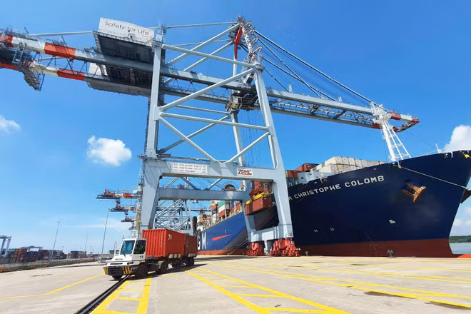 Hoạt động vận chuyển hàng hóa tại cụm cảng biển Cái Mép-Thị Vải (file Cai Mep-Thi Vai, ảnh Thế Anh).