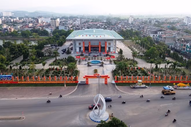 Quang cảnh Trung tâm hội nghị - Nơi diễn ra Đại hội đại biểu Đảng bộ tỉnh lần thứ I trước ngày khai mạc.