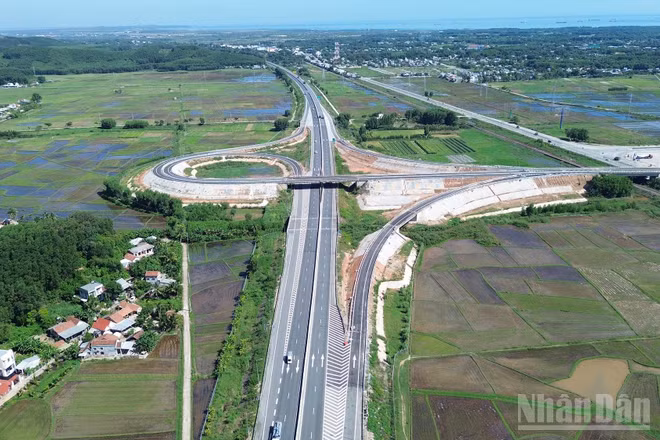 Từ 0 giờ ngày 1/10/2026, nút giao Trì Bình-Dung Quất thuộc tuyến đường cao tốc Đà Nẵng-Quảng Ngãi chính thức thông xe, đưa vào khai thác và tổ chức thu phí. (Ảnh: HIỂN CỪ)