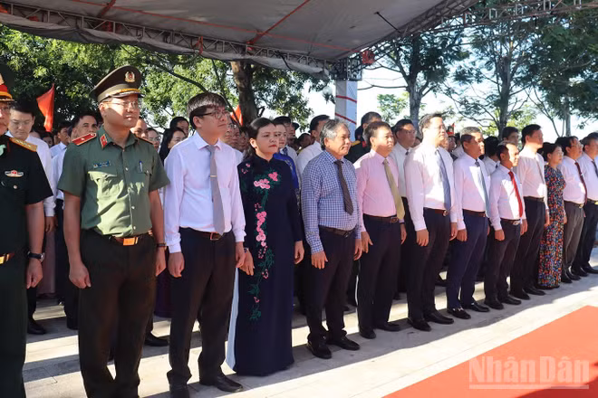 Lãnh đạo tỉnh Quảng Ngãi dâng hương tưởng nhớ cụ Huỳnh Thúc Kháng tại Khu mộ của cụ nằm trên núi Thiên Ấn. (Ảnh: HIỂN CỪ)