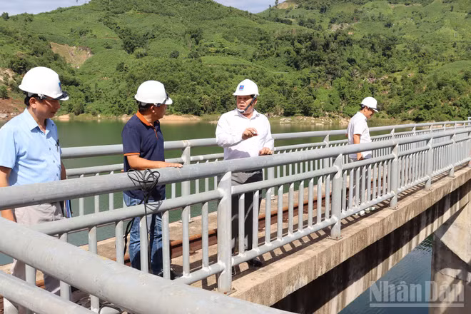 Phó Chủ tịch Ủy ban nhân dân tỉnh Quảng Ngãi Trần Phước Hiền kiểm tra công tác chuẩn bị ứng phó thiên tai tại hồ thủy điện Đakđrinh.