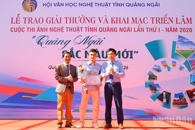 Trao giải Nhất cho tác giả Nguyễn Việt Hoàng với tác phẩm “Nhịp nối qua mây”.