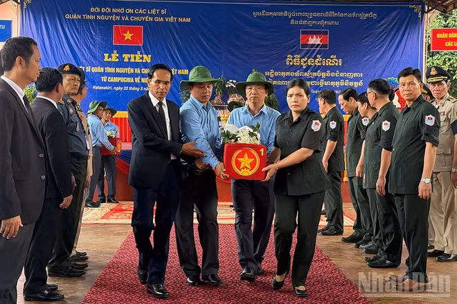 Phó Chủ tịch Thường trực Ủy ban nhân dân tỉnh Quảng Ngãi Y Ngọc cùng các đại biểu tiễn đưa các liệt sĩ về đất mẹ Việt Nam.