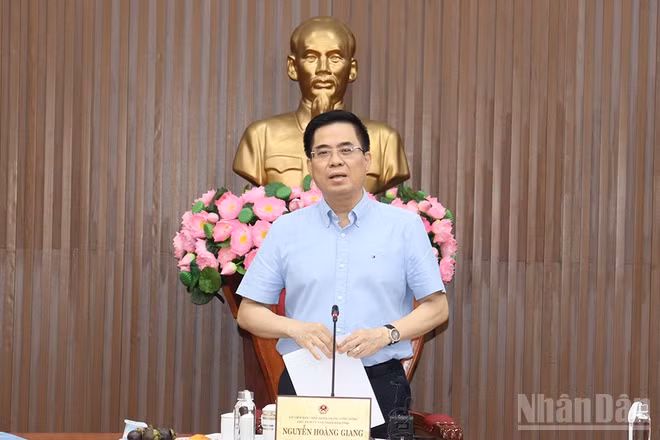 Đồng chí Nguyễn Hoàng Giang, Ủy viên Trung ương Đảng, Chủ tịch Ủy ban nhân dân tỉnh Quảng Ngãi kết luận tại hội nghị.