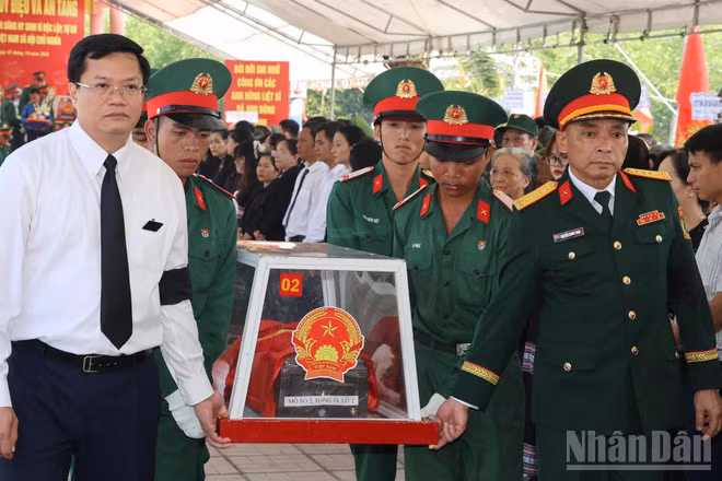 Lãnh đạo tỉnh Quảng Ngãi thành kính tiễn đưa hài cốt liệt sĩ về nơi an nghỉ cuối cùng. (Ảnh: HIỂN CỪ)