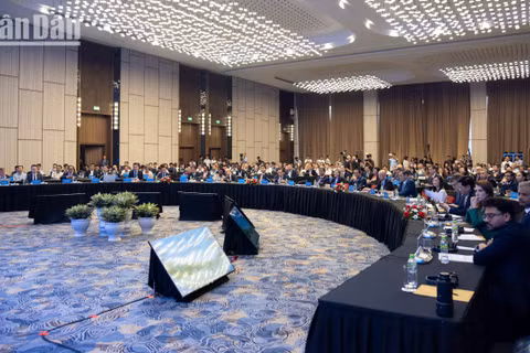 Phiên thảo luận “Góc nhìn đối tác: Doanh nghiệp, giới học thuật và tổ chức quốc tế” trong khuôn khổ Hội nghị bàn tròn Bộ trưởng thuộc Tuần lễ Số quốc tế Việt Nam 2026. Ảnh: MINH DUY