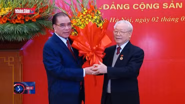 Trao Huy hiệu 55 năm tuổi Đảng tặng Đồng chí Nguyễn Phú Trọng