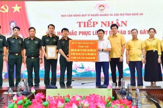 Bàn giao biểu trưng 38 tấn hàng hóa hỗ trợ các địa phương miền tây Nghệ An bị thiệt hại nặng nề do bão số 3 gây ra. (Ảnh: TRỌNG KIÊN)