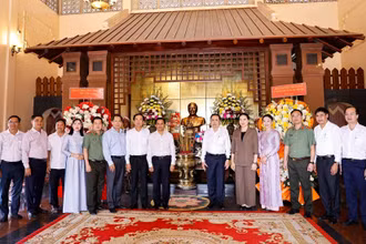 Chủ tịch Quốc hội Trần Thanh Mẫn dâng hoa, dâng hương tưởng nhớ đồng chí Võ Văn Kiệt. (Ảnh: TTXVN)