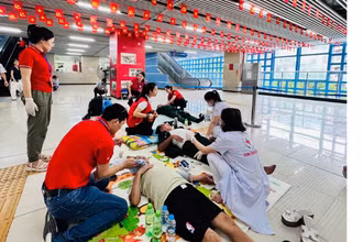 Tổ sơ cấp cứu Hội Chữ thập đỏ hỗ trợ người dân tại tuyến đường sắt Cát Linh-Hà Đông trong dịp Lễ kỷ niệm 80 năm Cách mạng Tháng Tám thành công và Quốc khánh 2/9.
