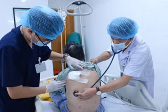 Bệnh nhân nhập viện kèm theo ổ áp xe vùng lưng-vai trái, mưng mủ, viêm tấy lan rộng. 