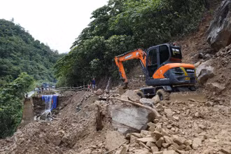 Điểm sạt ở đoạn qua bản Có Hạ, xã Nhôn Mai.