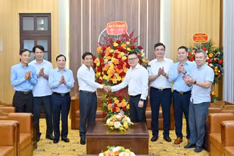 Đoàn đại biểu Tỉnh ủy Thanh Hóa do đồng chí Nguyễn Doãn Anh, Ủy viên Trung ương Đảng, Bí thư Tỉnh ủy Thanh Hóa làm trưởng đoàn đã tới thăm, chúc mừng Báo Nhân Dân. (Ảnh: THỦY NGUYÊN).