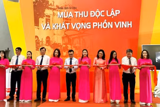 Các đại biểu cắt băng khai mạc triển lãm.