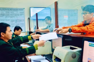 Cán bộ, chiến sĩ Biên phòng kiểm soát phương tiện xuất nhập cảnh tại Cửa khẩu cảng Hải Phòng.